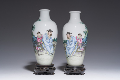 Een paar fijne Chinese famille rose vazen met een leermeester en zijn dienaar in een landschap met een haan, Qianlong merk, Republiek, 20ste eeuw