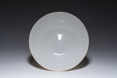 Bol en porcelaine blanc de Chine coquille d'oeuf &agrave; d&eacute;cor incis&eacute; de dragons, marque &agrave; six caract&egrave;res, 20&egrave;me si&egrave;cle