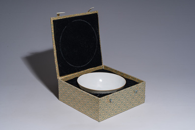 Bol en porcelaine blanc de Chine coquille d'oeuf &agrave; d&eacute;cor incis&eacute; de dragons, marque &agrave; six caract&egrave;res, 20&egrave;me si&egrave;cle