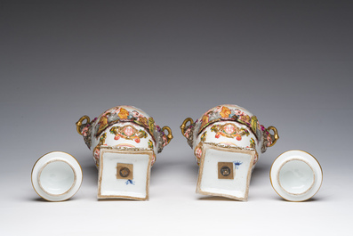 Paire de vases couverts en porcelaine polychrome et dor&eacute;e de Capodimonte &agrave; d&eacute;cor en relief apr&egrave;s les antiques, Italie, fin du 19&egrave;me si&egrave;cle