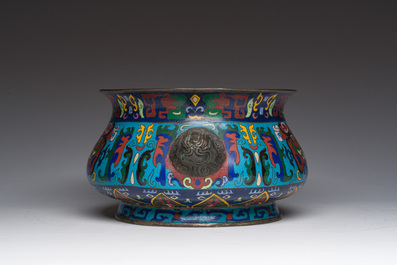 Br&ucirc;le-parfum en &eacute;maux cloisonn&eacute;s &agrave; d&eacute;cor de masques taotie, marque de Xuande, Chine, 19&egrave;me si&egrave;cle