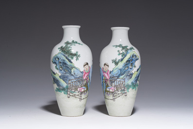 Paire de vases en porcelaine de Chine famille rose &agrave; d&eacute;cor de ma&icirc;tre et de son serviteur dans un paysage avec un coq, marque Qianlong, R&eacute;p., 20&egrave;me s.