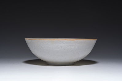 Bol en porcelaine blanc de Chine coquille d'oeuf &agrave; d&eacute;cor incis&eacute; de dragons, marque &agrave; six caract&egrave;res, 20&egrave;me si&egrave;cle