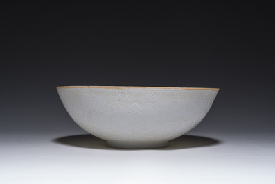 Bol en porcelaine blanc de Chine coquille d'oeuf &agrave; d&eacute;cor incis&eacute; de dragons, marque &agrave; six caract&egrave;res, 20&egrave;me si&egrave;cle