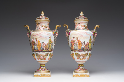 Paire de vases couverts en porcelaine polychrome et dor&eacute;e de Capodimonte &agrave; d&eacute;cor en relief apr&egrave;s les antiques, Italie, fin du 19&egrave;me si&egrave;cle