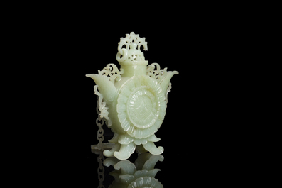 Br&ucirc;le-parfum en jade sur socle en bois, Chine, R&eacute;publique, 20&egrave;me si&egrave;cle