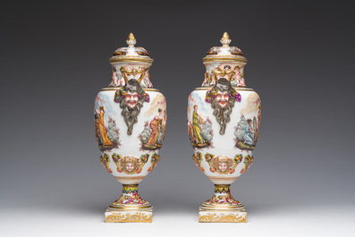 Paire de vases couverts en porcelaine polychrome et dor&eacute;e de Capodimonte &agrave; d&eacute;cor en relief apr&egrave;s les antiques, Italie, fin du 19&egrave;me si&egrave;cle