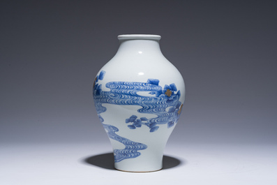 Vase en porcelaine du Japon bleu, blanc, rouge de cuivre et or &agrave; d&eacute;cor floral, marque &agrave; quatre caract&egrave;res, 20&egrave;me si&egrave;cle