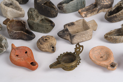 Collection vari&eacute;e de lampes &agrave; huile en terre cuite, bronze, marbre et d'autres pierres, probablement 3&egrave;me/2&egrave;me si&egrave;cle av. J.-C. et post&eacute;rieur