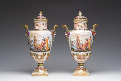 Paire de vases couverts en porcelaine polychrome et dor&eacute;e de Capodimonte &agrave; d&eacute;cor en relief apr&egrave;s les antiques, Italie, fin du 19&egrave;me si&egrave;cle