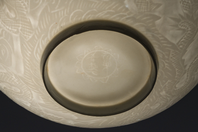 Bol en porcelaine blanc de Chine coquille d'oeuf &agrave; d&eacute;cor incis&eacute; de dragons, marque &agrave; six caract&egrave;res, 20&egrave;me si&egrave;cle