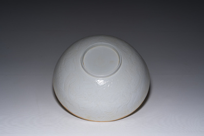Bol en porcelaine blanc de Chine coquille d'oeuf &agrave; d&eacute;cor incis&eacute; de dragons, marque &agrave; six caract&egrave;res, 20&egrave;me si&egrave;cle