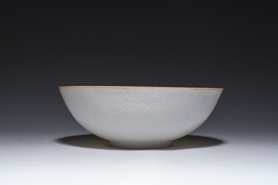 Bol en porcelaine blanc de Chine coquille d'oeuf &agrave; d&eacute;cor incis&eacute; de dragons, marque &agrave; six caract&egrave;res, 20&egrave;me si&egrave;cle