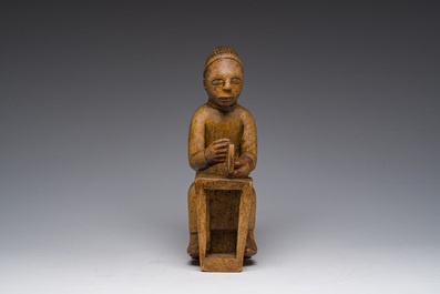 Sculpture en bois sculpt&eacute; d'un homme assis &agrave; un bureau avec un livre &agrave; la main, Bakongo, Congo, premier tiers du 20&egrave;me si&egrave;cle