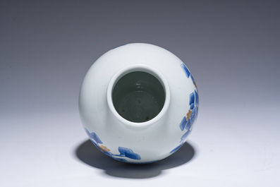 Vase en porcelaine du Japon bleu, blanc, rouge de cuivre et or &agrave; d&eacute;cor floral, marque &agrave; quatre caract&egrave;res, 20&egrave;me si&egrave;cle