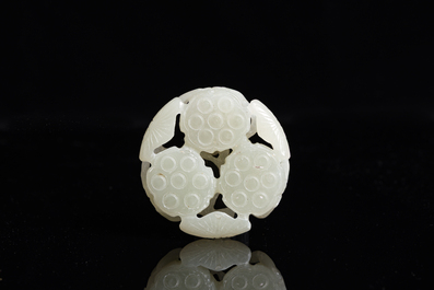 Sculpture ajour&eacute;e en forme de fleur de lotus en jade, Chine, 19&egrave;me/20&egrave;me si&egrave;cle