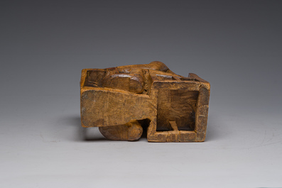 Sculpture en bois sculpt&eacute; d'un homme assis &agrave; un bureau avec un livre &agrave; la main, Bakongo, Congo, premier tiers du 20&egrave;me si&egrave;cle