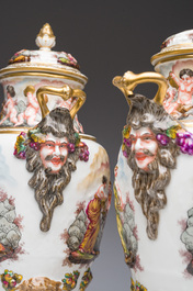 Paire de vases couverts en porcelaine polychrome et dor&eacute;e de Capodimonte &agrave; d&eacute;cor en relief apr&egrave;s les antiques, Italie, fin du 19&egrave;me si&egrave;cle