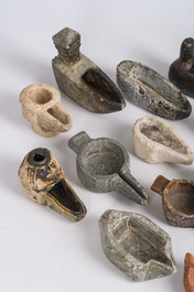 Collection vari&eacute;e de lampes &agrave; huile en terre cuite, bronze, marbre et d'autres pierres, probablement 3&egrave;me/2&egrave;me si&egrave;cle av. J.-C. et post&eacute;rieur