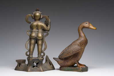 Sculpture en bronze d'un gardien de temple et un canard en porcelaine de style Yixing, Chine, 19&egrave;me/20&egrave;me si&egrave;cle