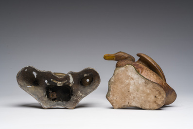 Sculpture en bronze d'un gardien de temple et un canard en porcelaine de style Yixing, Chine, 19&egrave;me/20&egrave;me si&egrave;cle