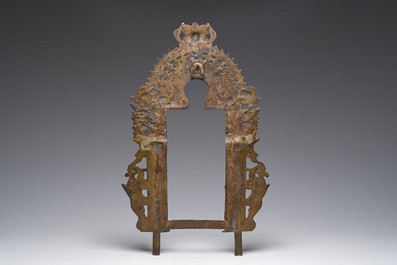 Six figures en bronze de Bouddha et une aur&eacute;ole de type Prahbavali, Asie du Sud-Est et Inde, 19&egrave;me/20&egrave;me si&egrave;cle