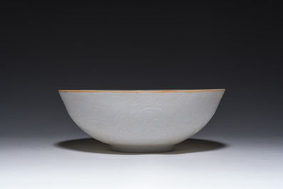 Bol en porcelaine blanc de Chine coquille d'oeuf &agrave; d&eacute;cor incis&eacute; de dragons, marque &agrave; six caract&egrave;res, 20&egrave;me si&egrave;cle