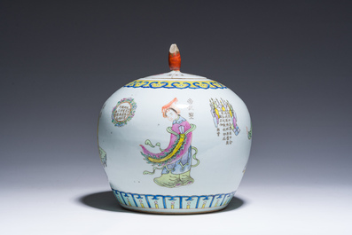 Pot couvert en porcelaine de Chine famille rose &agrave; d&eacute;cor Wu Shuang Pu, premi&egrave;re moiti&eacute; du 20&egrave;me si&egrave;cle