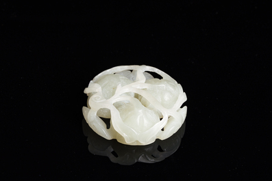 Sculpture ajour&eacute;e en forme de fleur de lotus en jade, Chine, 19&egrave;me/20&egrave;me si&egrave;cle