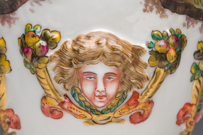 Paire de vases couverts en porcelaine polychrome et dor&eacute;e de Capodimonte &agrave; d&eacute;cor en relief apr&egrave;s les antiques, Italie, fin du 19&egrave;me si&egrave;cle