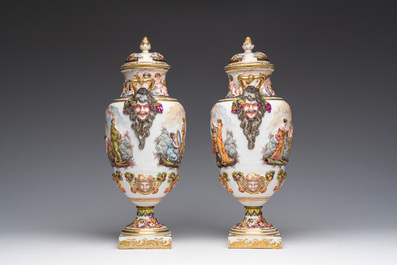 Paire de vases couverts en porcelaine polychrome et dor&eacute;e de Capodimonte &agrave; d&eacute;cor en relief apr&egrave;s les antiques, Italie, fin du 19&egrave;me si&egrave;cle