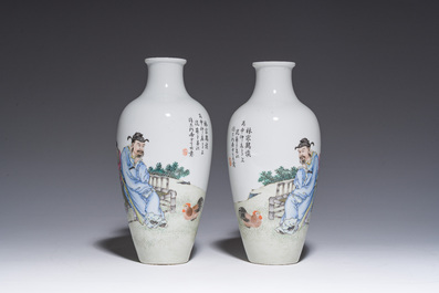 Paire de vases en porcelaine de Chine famille rose &agrave; d&eacute;cor de ma&icirc;tre et de son serviteur dans un paysage avec un coq, marque Qianlong, R&eacute;p., 20&egrave;me s.