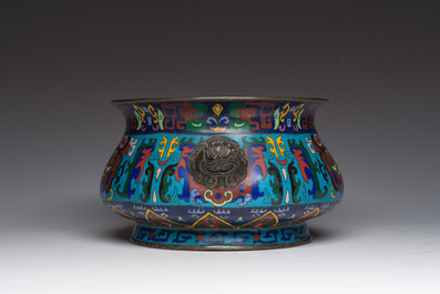 Br&ucirc;le-parfum en &eacute;maux cloisonn&eacute;s &agrave; d&eacute;cor de masques taotie, marque de Xuande, Chine, 19&egrave;me si&egrave;cle