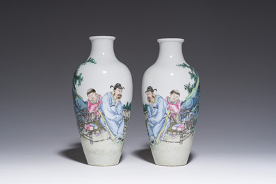 Een paar fijne Chinese famille rose vazen met een leermeester en zijn dienaar in een landschap met een haan, Qianlong merk, Republiek, 20ste eeuw