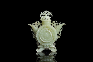 Br&ucirc;le-parfum en jade sur socle en bois, Chine, R&eacute;publique, 20&egrave;me si&egrave;cle