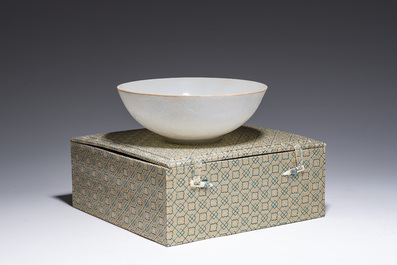 Bol en porcelaine blanc de Chine coquille d'oeuf &agrave; d&eacute;cor incis&eacute; de dragons, marque &agrave; six caract&egrave;res, 20&egrave;me si&egrave;cle