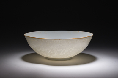 Bol en porcelaine blanc de Chine coquille d'oeuf &agrave; d&eacute;cor incis&eacute; de dragons, marque &agrave; six caract&egrave;res, 20&egrave;me si&egrave;cle