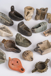 Collection vari&eacute;e de lampes &agrave; huile en terre cuite, bronze, marbre et d'autres pierres, probablement 3&egrave;me/2&egrave;me si&egrave;cle av. J.-C. et post&eacute;rieur