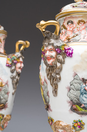 Paire de vases couverts en porcelaine polychrome et dor&eacute;e de Capodimonte &agrave; d&eacute;cor en relief apr&egrave;s les antiques, Italie, fin du 19&egrave;me si&egrave;cle