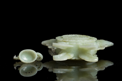 Br&ucirc;le-parfum en jade sur socle en bois, Chine, R&eacute;publique, 20&egrave;me si&egrave;cle