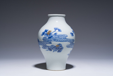 Vase en porcelaine du Japon bleu, blanc, rouge de cuivre et or &agrave; d&eacute;cor floral, marque &agrave; quatre caract&egrave;res, 20&egrave;me si&egrave;cle
