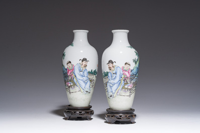 Paire de vases en porcelaine de Chine famille rose &agrave; d&eacute;cor de ma&icirc;tre et de son serviteur dans un paysage avec un coq, marque Qianlong, R&eacute;p., 20&egrave;me s.