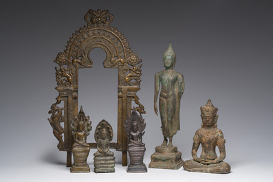 Six figures en bronze de Bouddha et une aur&eacute;ole de type Prahbavali, Asie du Sud-Est et Inde, 19&egrave;me/20&egrave;me si&egrave;cle