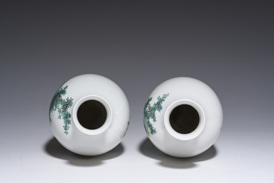 Paire de vases en porcelaine de Chine famille rose &agrave; d&eacute;cor de ma&icirc;tre et de son serviteur dans un paysage avec un coq, marque Qianlong, R&eacute;p., 20&egrave;me s.