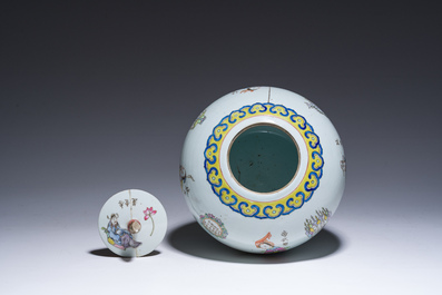 Pot couvert en porcelaine de Chine famille rose &agrave; d&eacute;cor Wu Shuang Pu, premi&egrave;re moiti&eacute; du 20&egrave;me si&egrave;cle