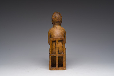 Sculpture en bois sculpt&eacute; d'un homme assis &agrave; un bureau avec un livre &agrave; la main, Bakongo, Congo, premier tiers du 20&egrave;me si&egrave;cle