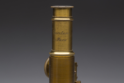 Microscope en laiton de type 'Secretan &agrave; Paris' avec son coffret de rangement en bois, France, 19&egrave;me si&egrave;cle