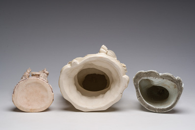 Deux groupes de Guanyin avec un enfant et un Luohan en blanc de Chine, 20&egrave;me si&egrave;cle