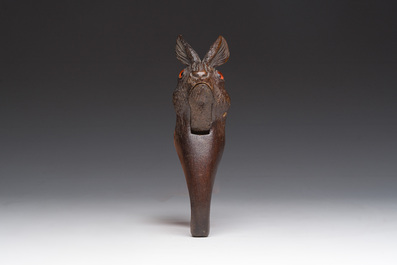 Casse-noisette en forme de t&ecirc;te de li&egrave;vre dite 'de la For&ecirc;t Noire' en bois sculpt&eacute;, Suisse, vers 1900