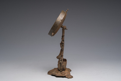 Roulette de comptoir en laiton sur un support en m&eacute;tal &agrave; d&eacute;cor de Bacchus sur un tonneau, vers 1900